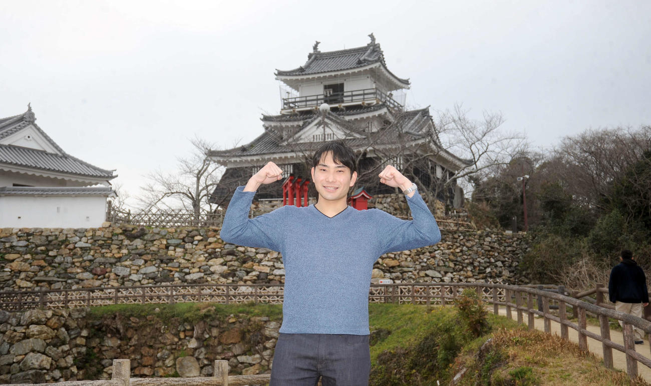 故郷の“出世城”浜松城を背にして、東大での飛躍を誓う梅林さん