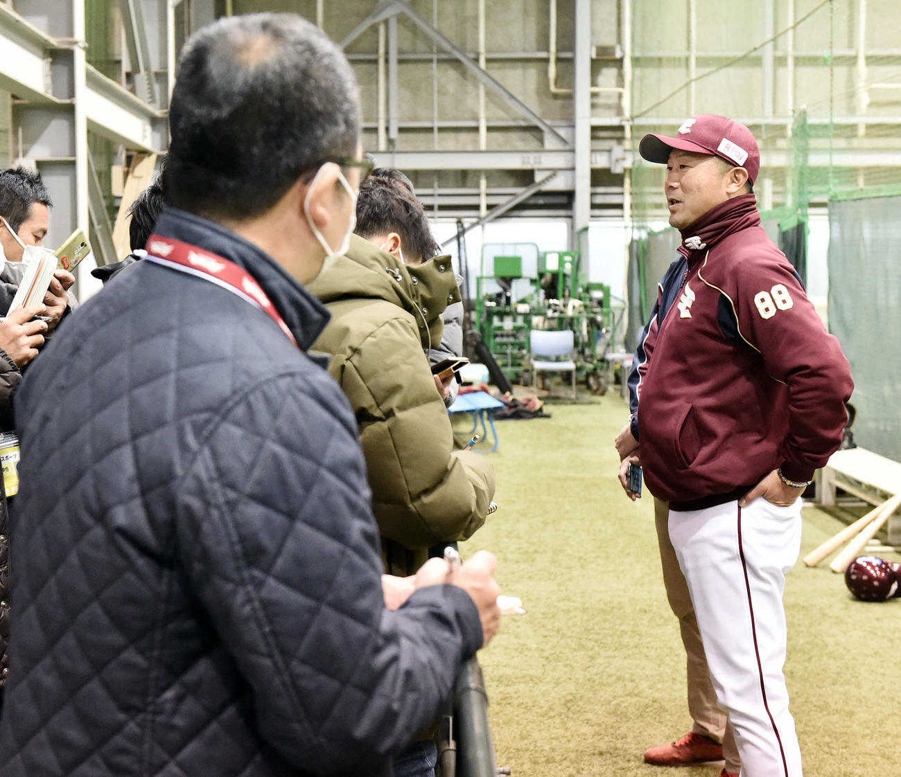報道陣とフェンスで仕切り取材に応じる楽天三木監督（右）（撮影・滝沢徹郎）