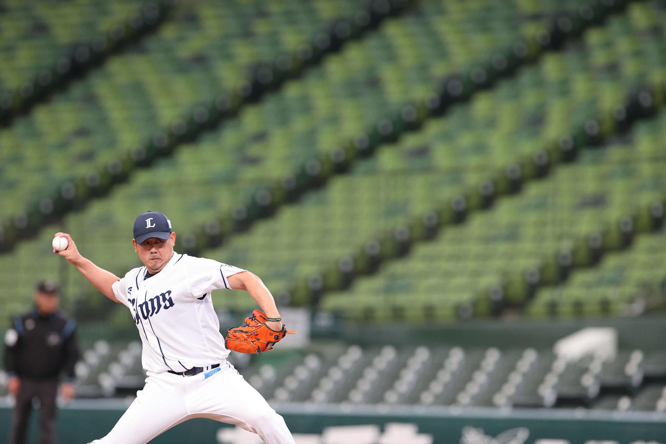 西武対日本ハム　無観客の中で投げる松坂（撮影・井上学）