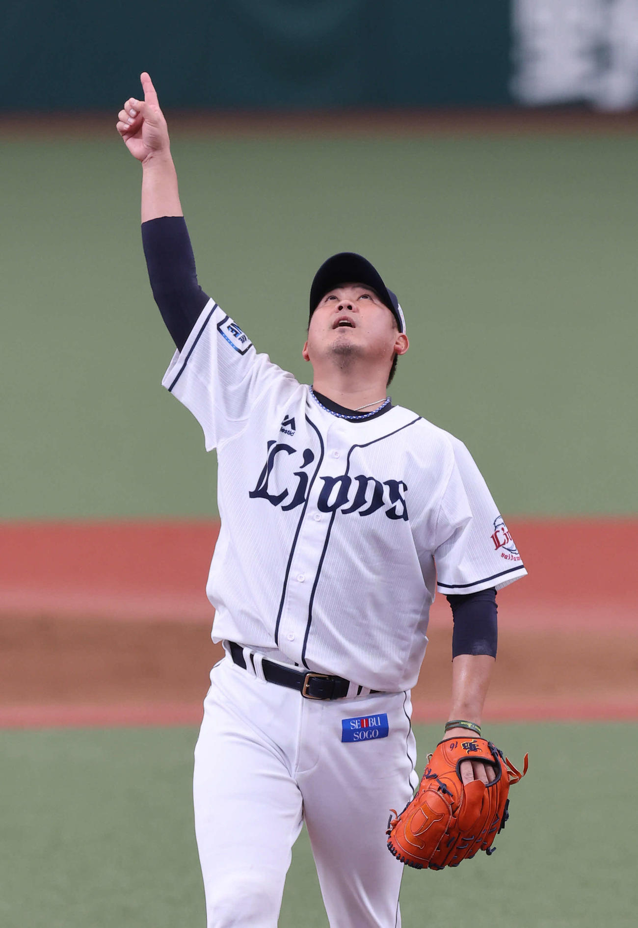 西武対日本ハム　2回表日本ハム無死一塁、ビヤヌエバを三飛に打ち取り打球の方向を指さす松坂（撮影・井上学）