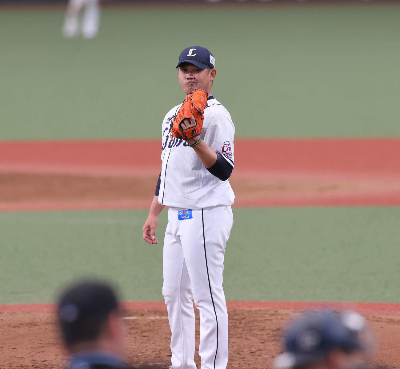 西武対日本ハム　2回表日本ハム2死満塁、松本に押し出しとなる四球を与え顔をゆがめる松坂（撮影・井上学）