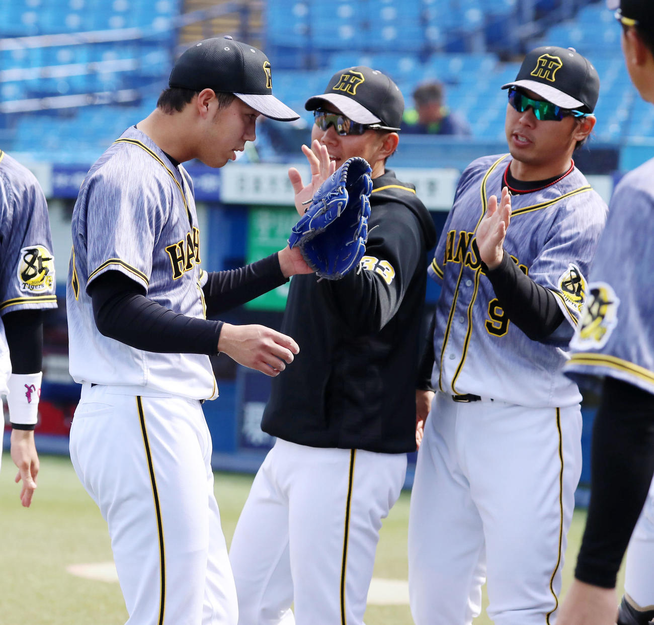 ヤクルト対阪神　ヤクルト戦に先発し好投の青柳はベンチでナインとタッチする（撮影・加藤哉）