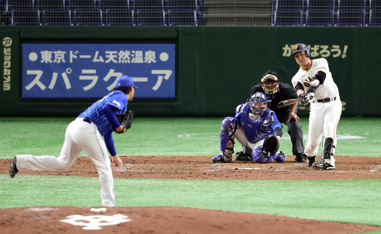 巨人対DeNA　5回裏巨人1死三塁、適時二塁打を放つ中島。投手石田（撮影・狩俣裕三）