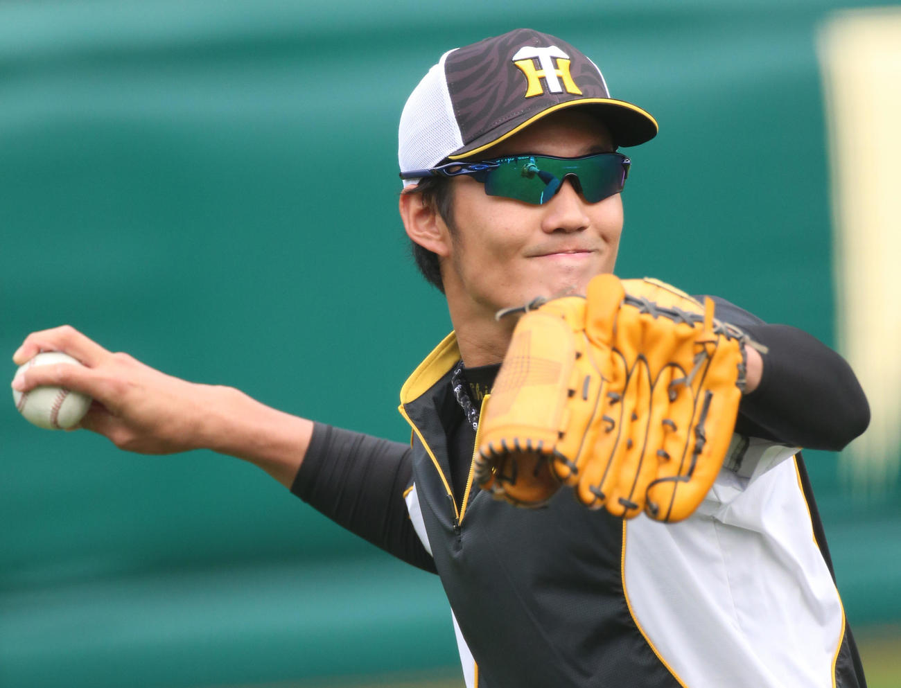 甲子園でキャッチボールする藤浪（撮影・上山淳一）