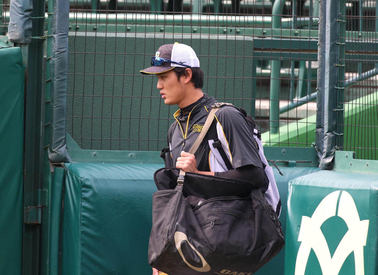 甲子園練習に向かう藤浪（撮影・上山淳一）