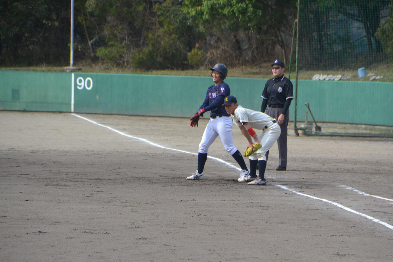 初回、右前安打で出塁した立命大のルーキー、桃谷惟吹外野手