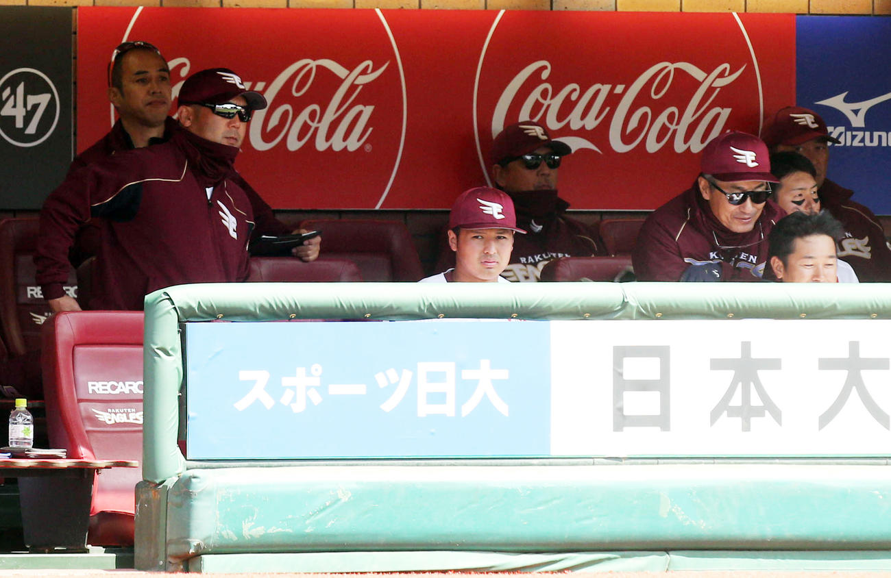 21日の練習試合オリックス戦で、ベンチの最前列、三木監督の前に座る楽天黒川