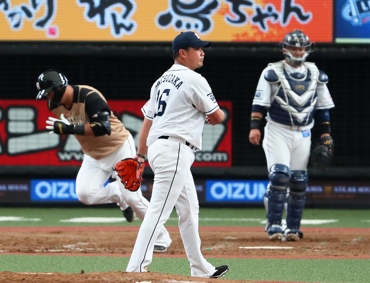 5回表日本ハム2死、中田（左）を左飛に仕留める松坂。捕手森（撮影・足立雅史）