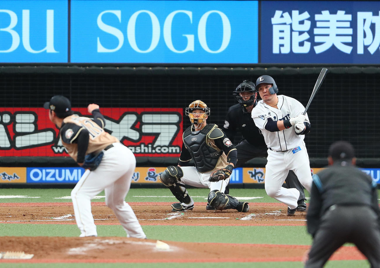 西武対日本ハム　1回裏西武1死一、三塁、山川は先制の中前適時打を放つ。投手長谷川（撮影・足立雅史）