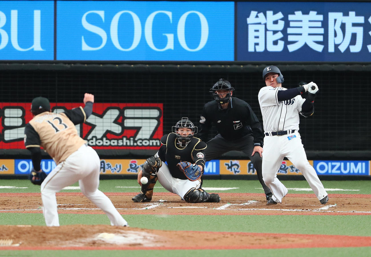 西武対日本ハム　6回裏西武1死一、二塁、中前適時打を放つ山川（撮影・足立雅史）