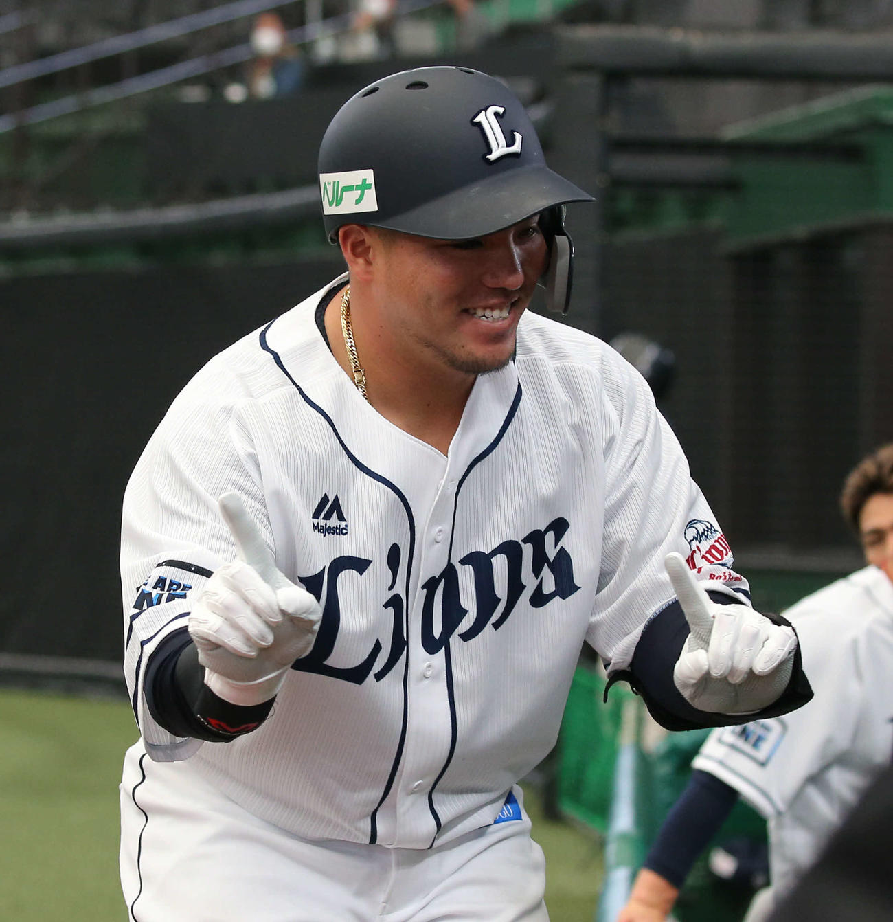 西武対日本ハム　4回裏西武1死、左中間に本塁打を放ちお久しぶりにゆりやんレトリィバァの「調子乗っちゃって」ポーズを見せる山川（撮影・井上学）
