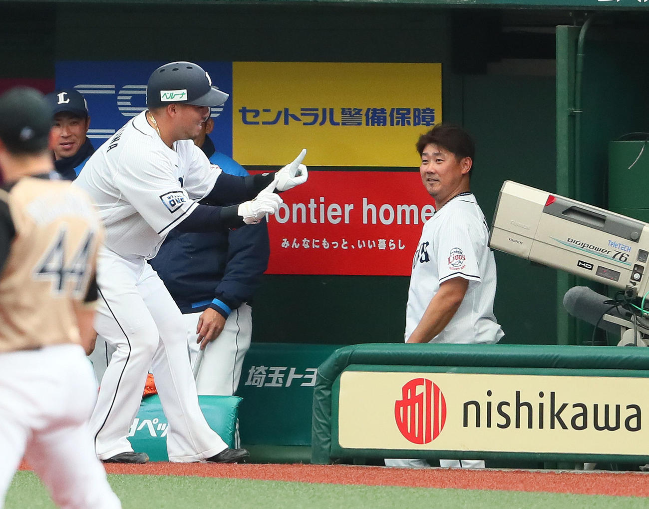 西武対日本ハム　4回裏西武1死、左越え本塁打を放った山川（左）がゆりやんレトリィバァの「調子乗っちゃって」ポーズを披露する様子を笑顔で見つめる松坂（撮影・足立雅史）