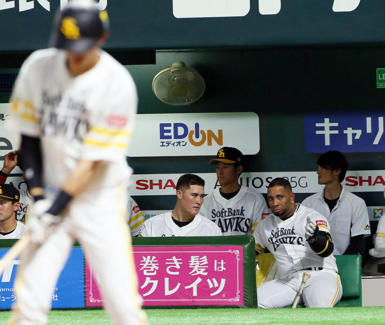 ソフトバンク対ロッテ　練習試合　試合中、バレンティン（右）からアドバイスを受けるリチャード（撮影・栗木一考）