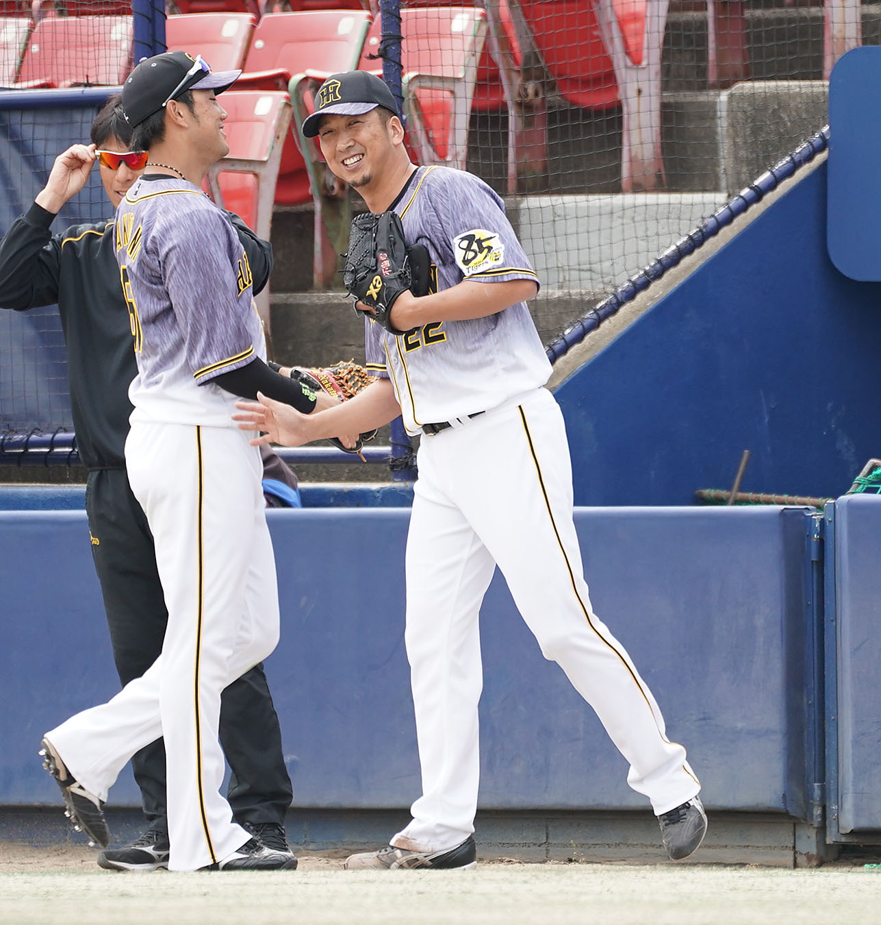 プロ野球ウエスタン練習試合　中日対阪神　5回裏中日攻撃終了、中谷将大と笑顔でタッチを交わす阪神2番手で登板した藤川球児（撮影・森本幸一）