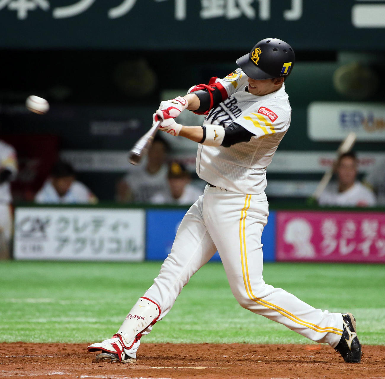 ソフトバンク対ロッテ　練習試合　5回裏ソフトバンク2死一塁、栗原は左前打を放つ（撮影・栗木一考）