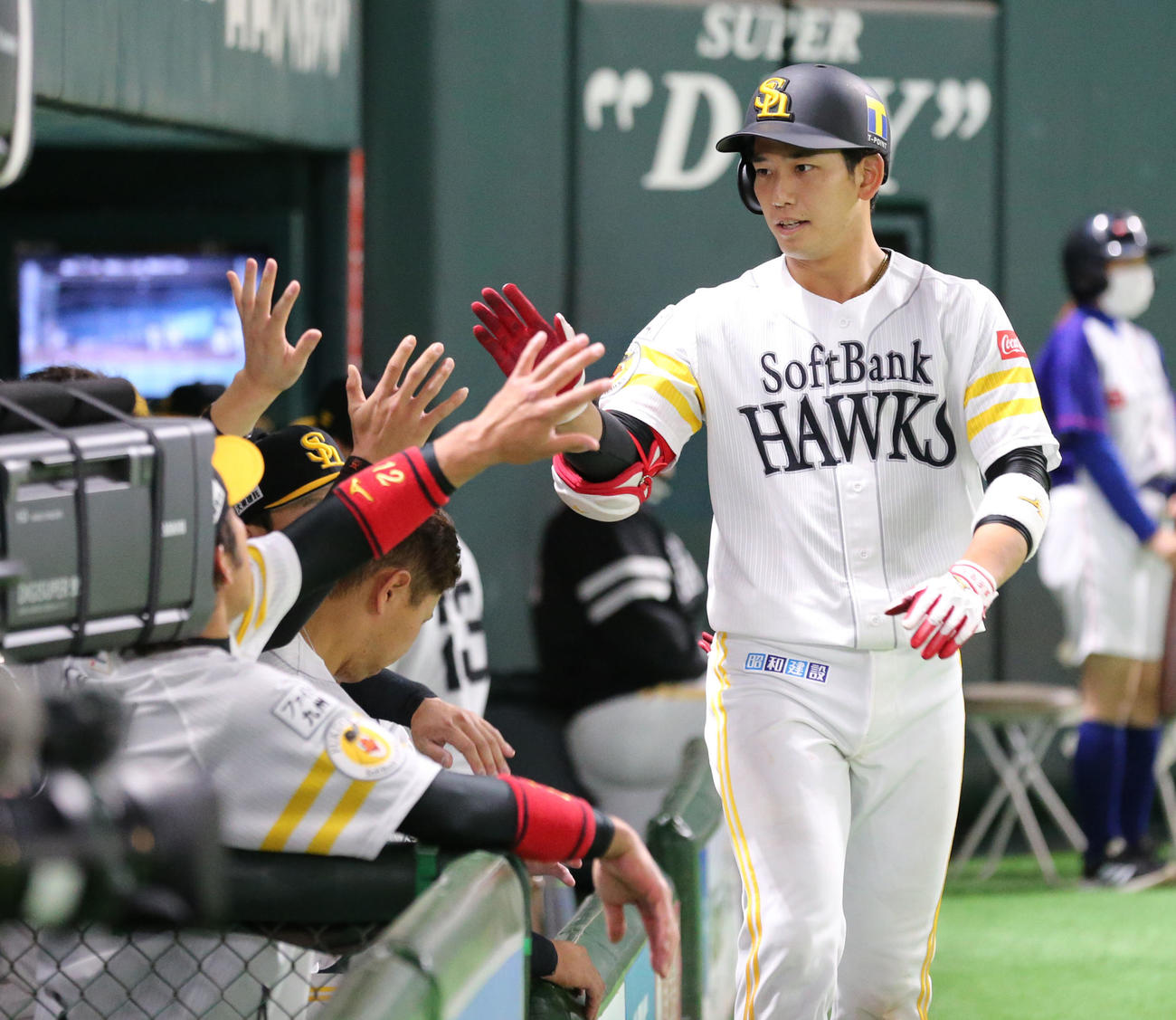 ソフトバンク対ロッテ　4回裏ソフトバンク1死、栗原は右越えに本塁打を放ちベンチのナインとハイタッチを交わす（撮影・梅根麻紀）