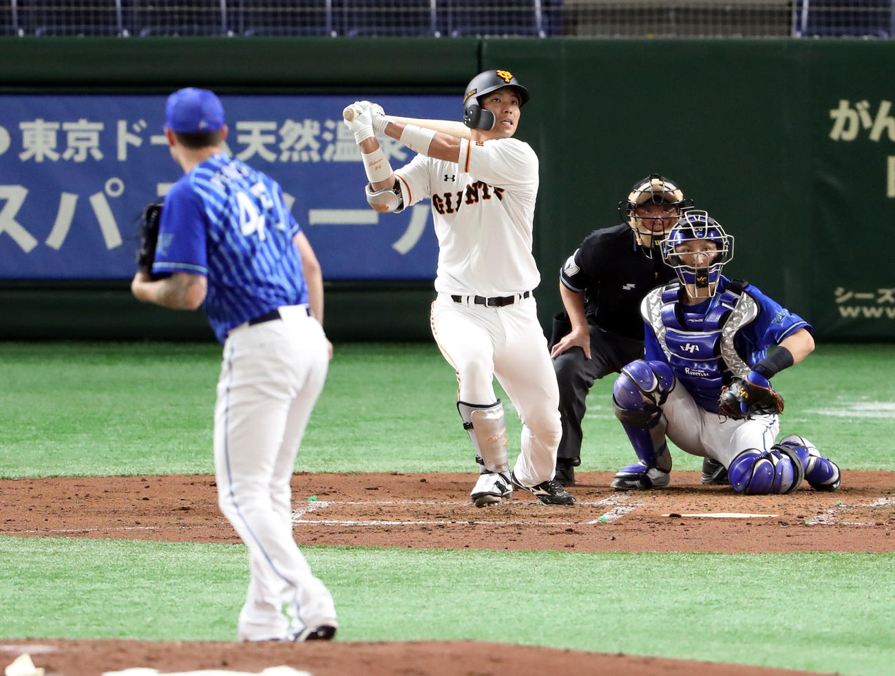 巨人対DeNA　3回裏巨人無死、ソロ本塁打を放つ大城。投手ピープルズ（撮影・狩俣裕三）