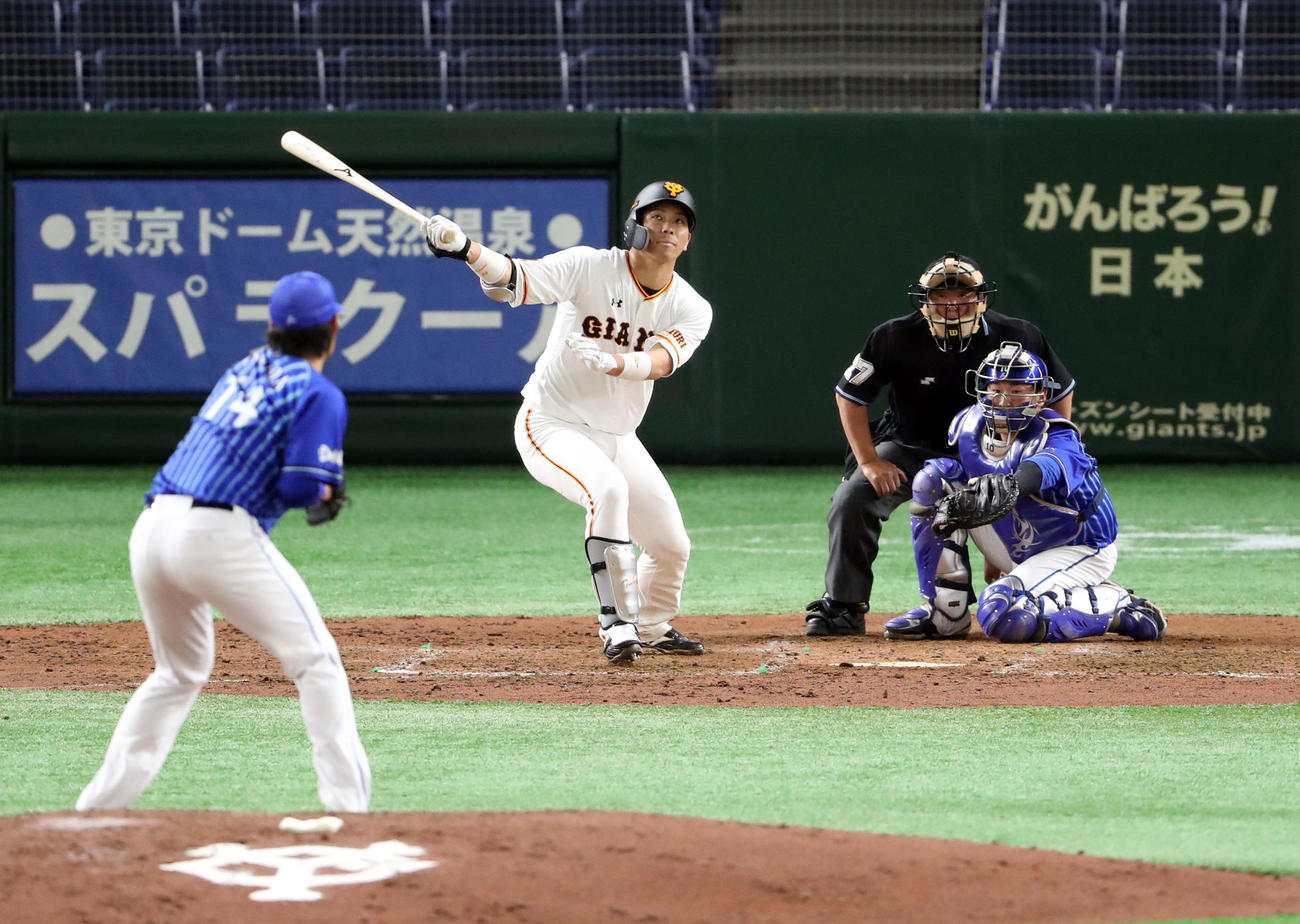 巨人対DeNA　5回裏巨人2死二塁、適時二塁打を放つ大城。投手石田（撮影・狩俣裕三）