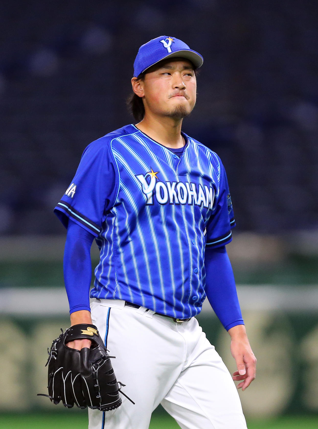 巨人対DeNA　5回裏巨人1死三塁、左翼線に適時二塁打を打たれ顔をしかめる石田（撮影・大野祥一）