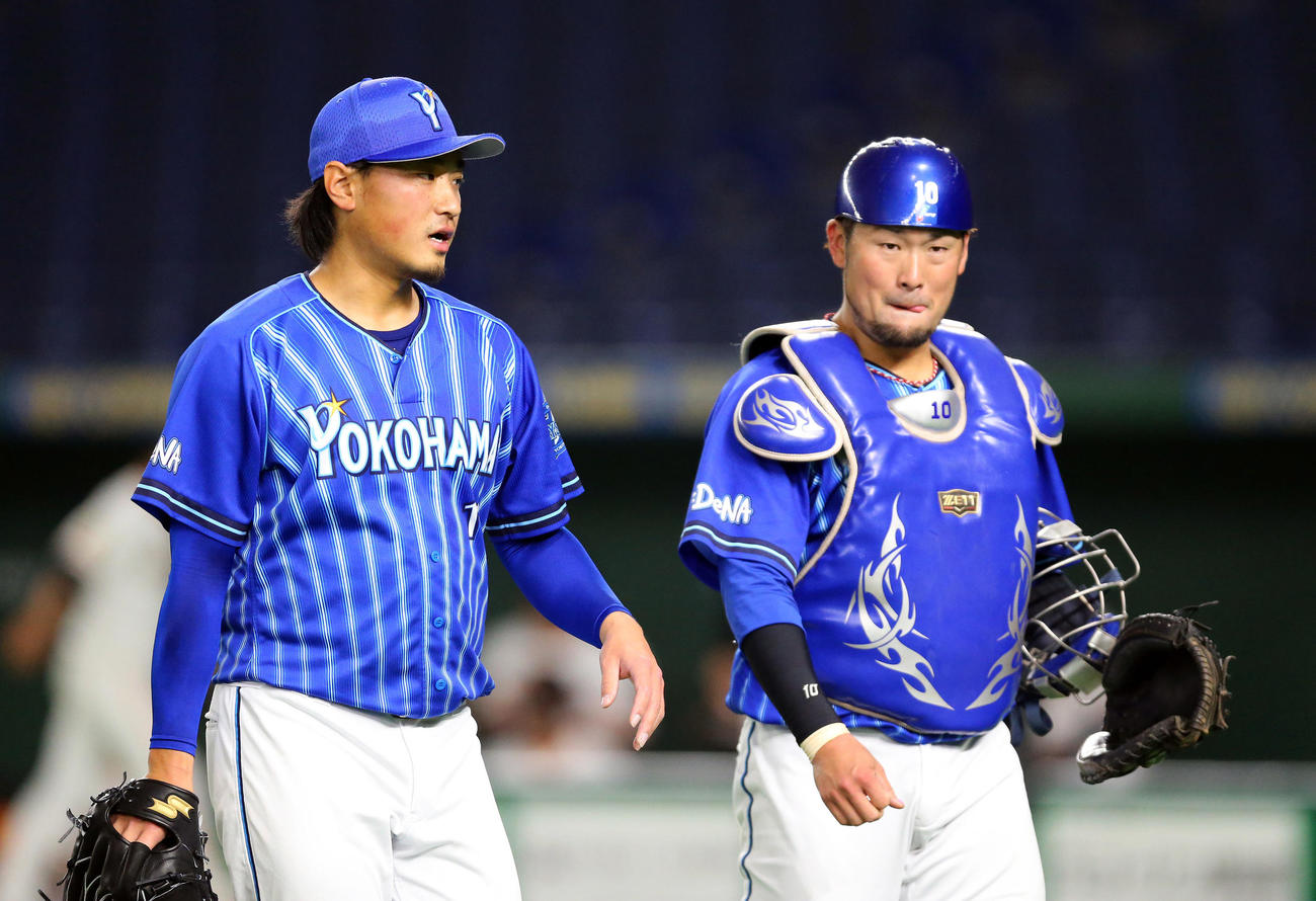 巨人対DeNA　5回裏に3失点し、戸柱（右）と話しながら引き揚げる石田（撮影・大野祥一）
