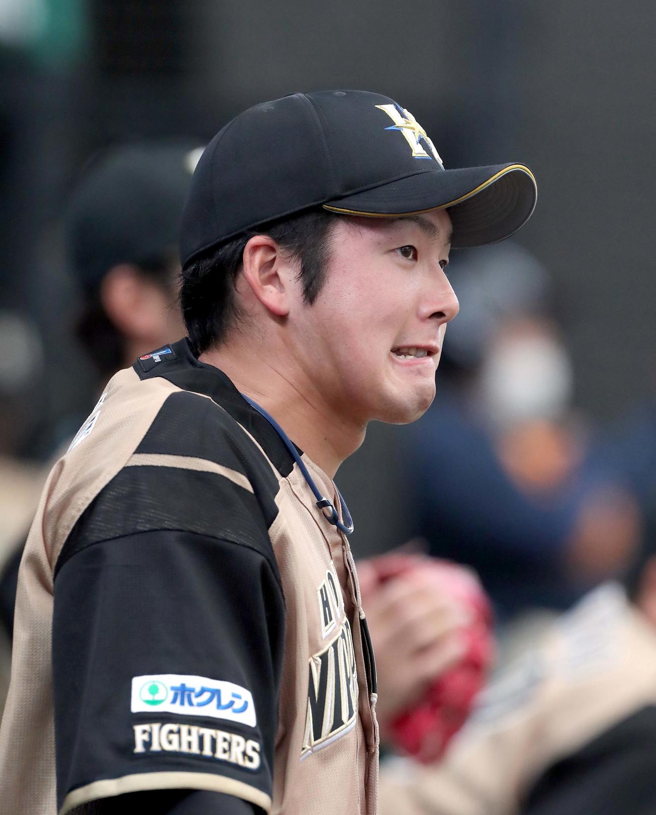西武対日本ハム　2回途中で降板し悔しそうな表情を見せる日本ハム長谷川（撮影・佐藤翔太）