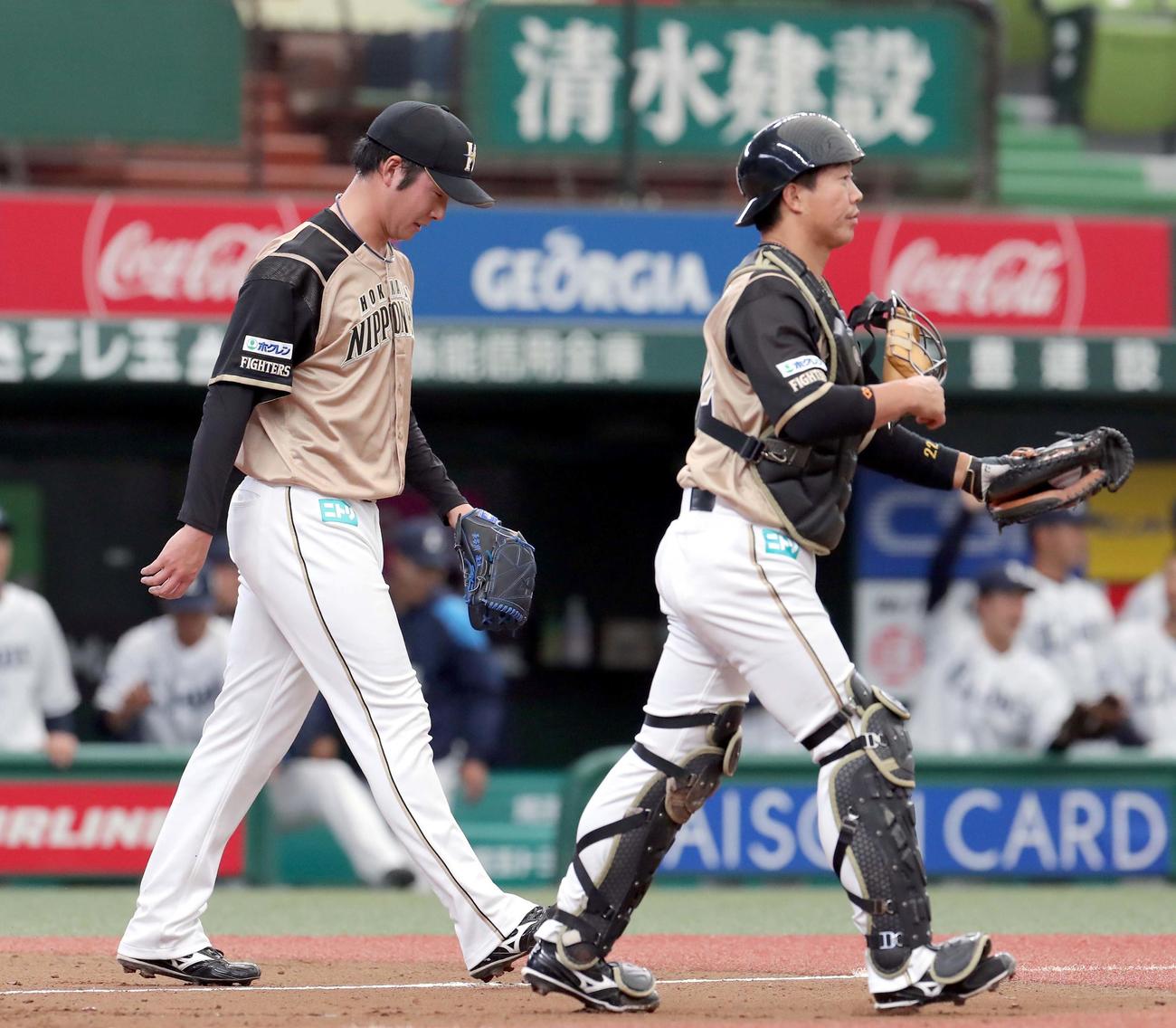 西武対日本ハム　1回裏西武1死一、二塁、外崎に左前適時打を打たれる日本ハム長谷川（左）（撮影・佐藤翔太）