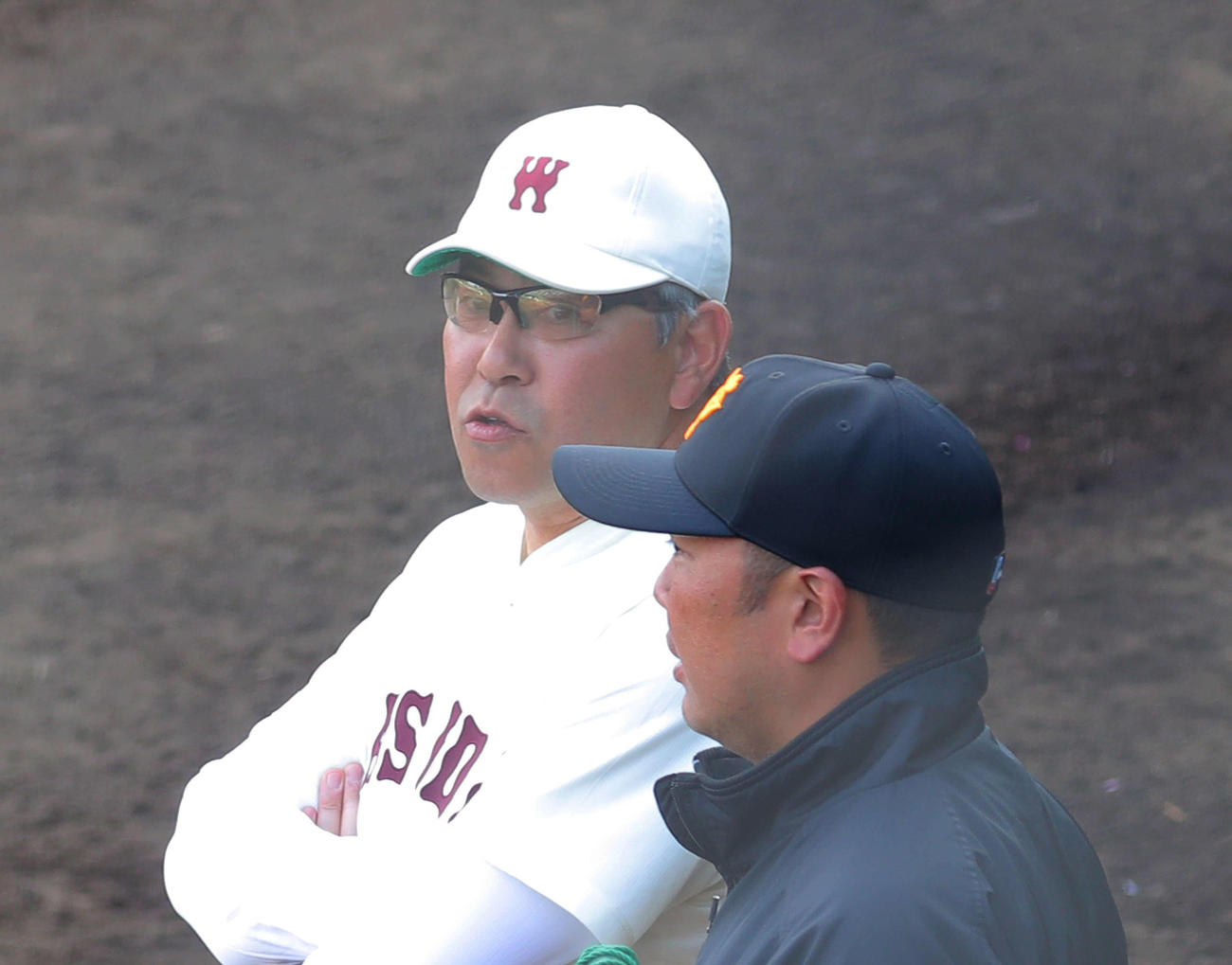 巨人2軍対早大　試合が終了し、巨人阿部2軍監督（右）と言葉を交わす早大・小宮山監督（撮影・河田真司）