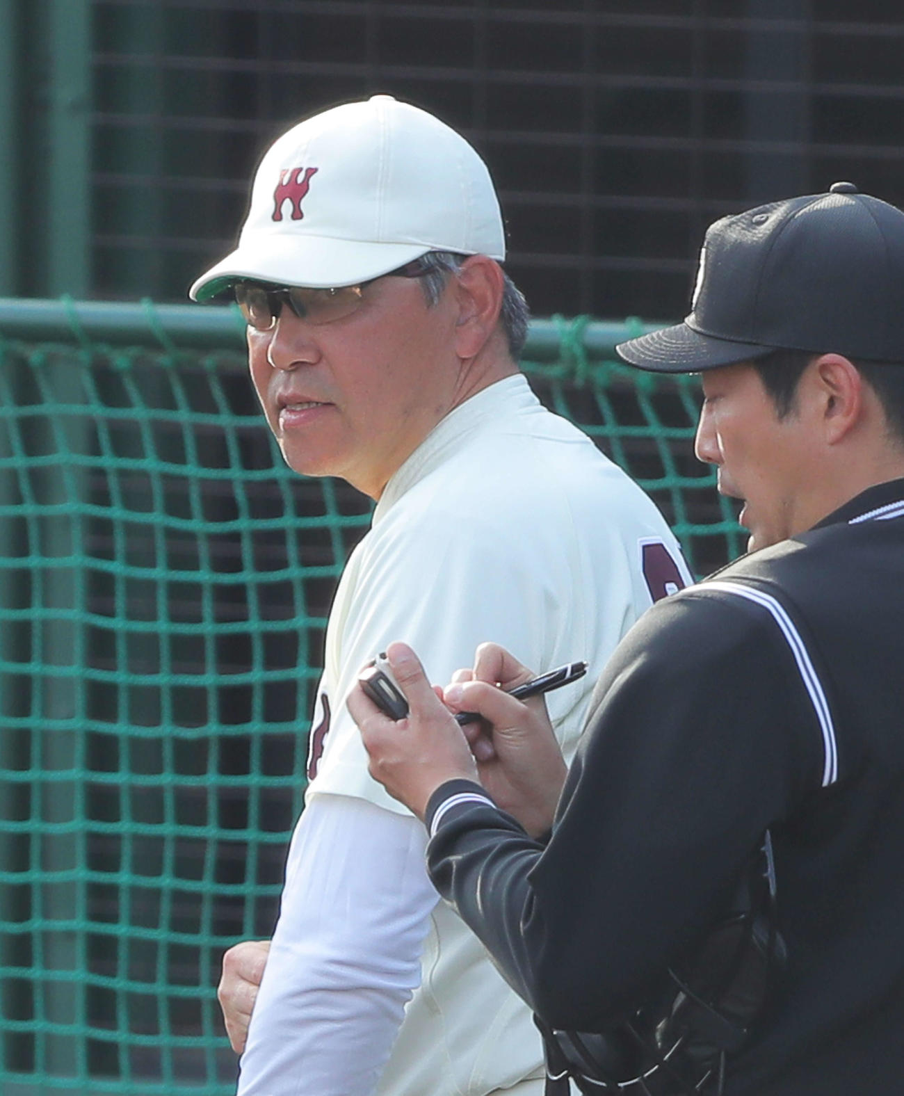 巨人2軍対早大　9回表を終え選手交代を告げる早大・小宮山監督（撮影・河田真司）