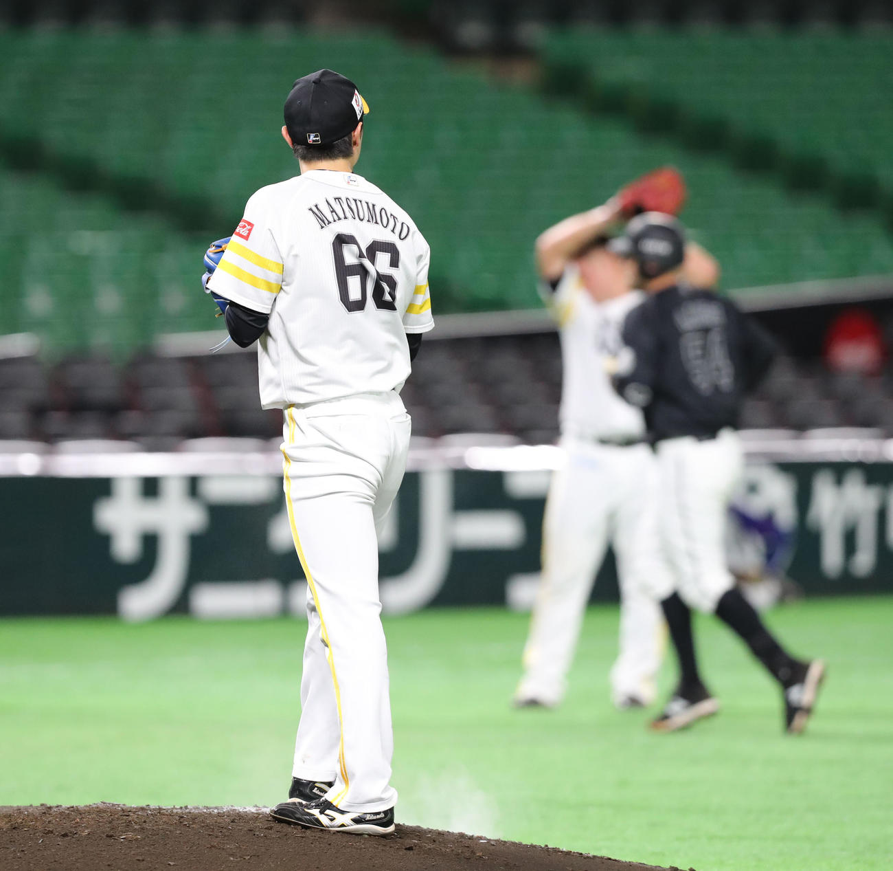 ソフトバンク対ロッテ　5回表ロッテ無死、レアードに中越え本塁打を浴びた松本裕樹（撮影・梅根麻紀）