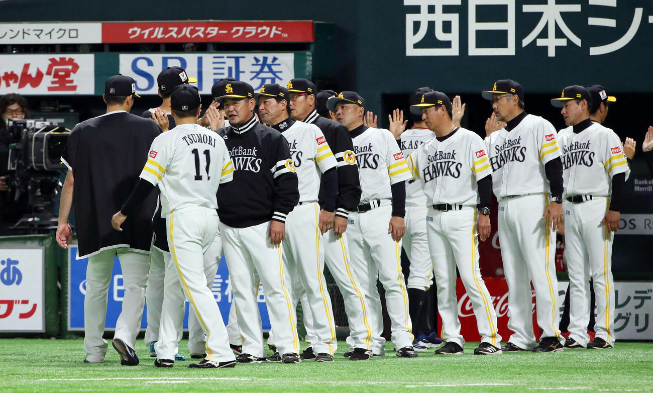 ソフトバンク対ロッテ　ロッテに3連勝しナインを迎える工藤監督（左から4人目）ら（撮影・栗木一考）