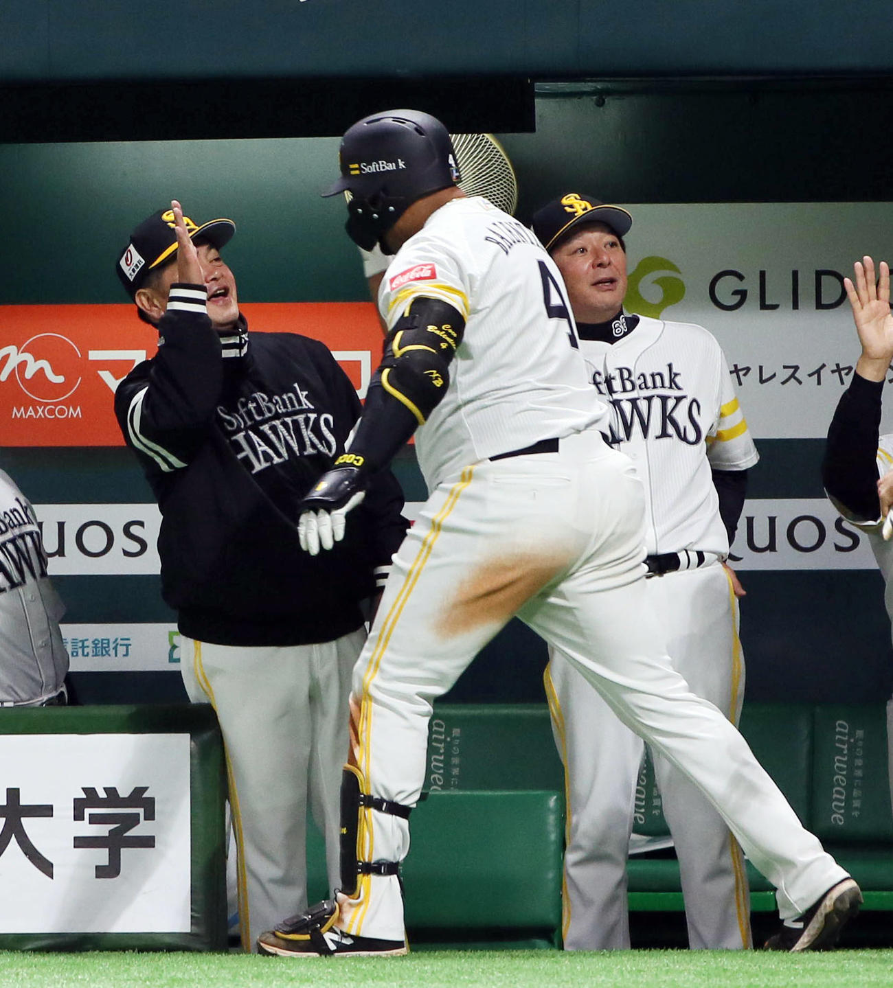 ソフトバンク対ロッテ　練習試合　5回裏ソフトバンク2死一塁、バレンティンは勝ち越し2点本塁打を放ち工藤監督（左）の出迎えを受ける（撮影・栗木一考）