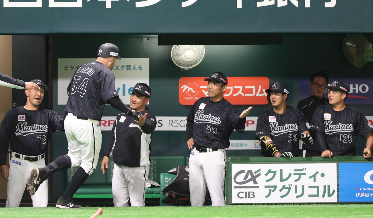 5回表ロッテ無死、レアードは中越えに本塁打を放ちナインとハイタッチ（撮影・梅根麻紀）
