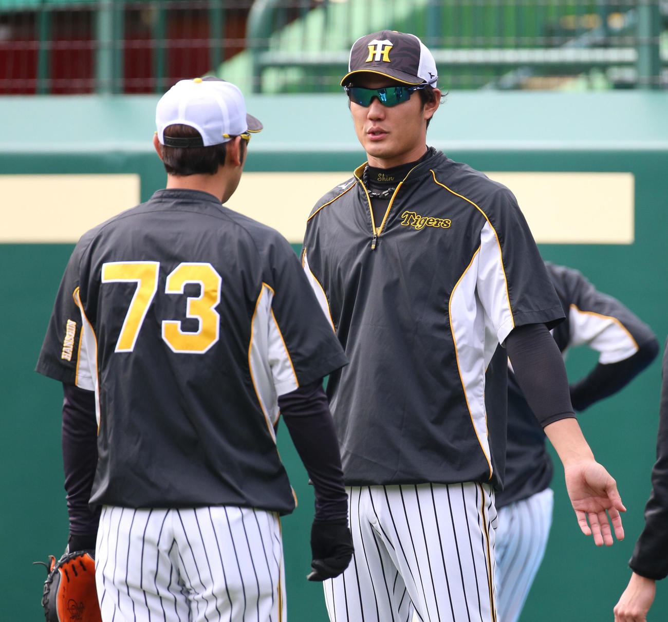 金村暁投手コーチ（手前）と話す藤浪晋太郎（撮影・上山淳一）