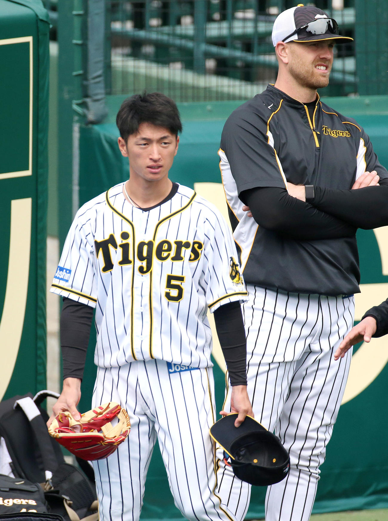 グラウンドに現れる近本、右はエドワーズ（撮影・上山淳一）