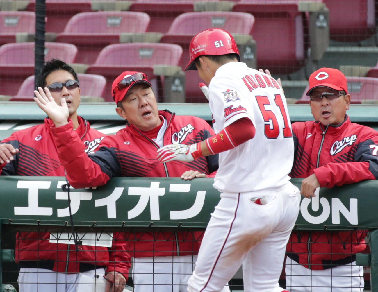 広島対中日　8回裏広島1死、佐々岡監督（中央）は勝ち越し右越え本塁打を放った小園を迎える（撮影・加藤孝規）