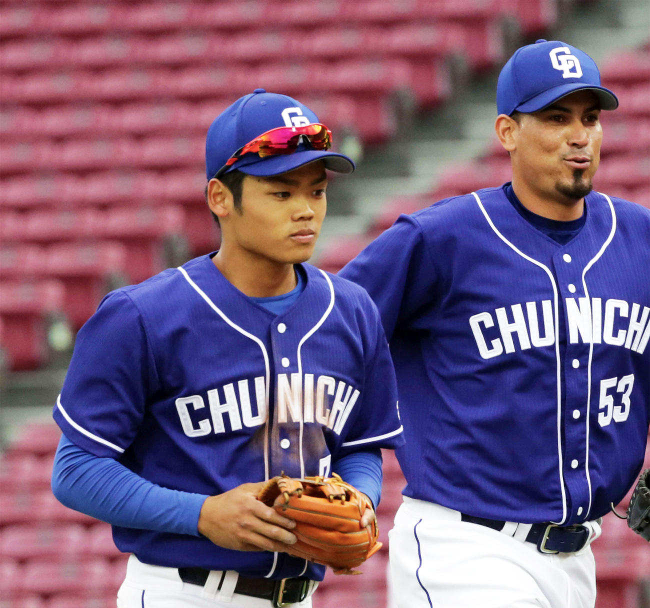 試合が終了し、ベンチに戻る根尾昂。右はゴンサレス（撮影・加藤孝規）