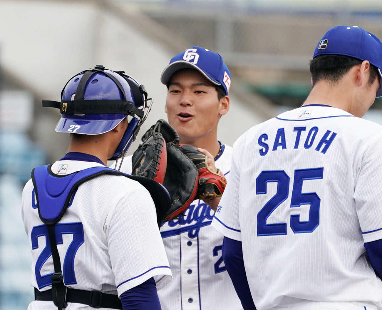 阪神に勝利し笑顔でタッチを交わす中日石川昂弥（撮影・森本幸一）