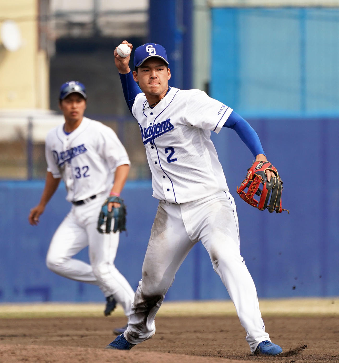 7回表阪神2死一塁、熊谷の打球を処理する中日石川昂弥（撮影・森本幸一）