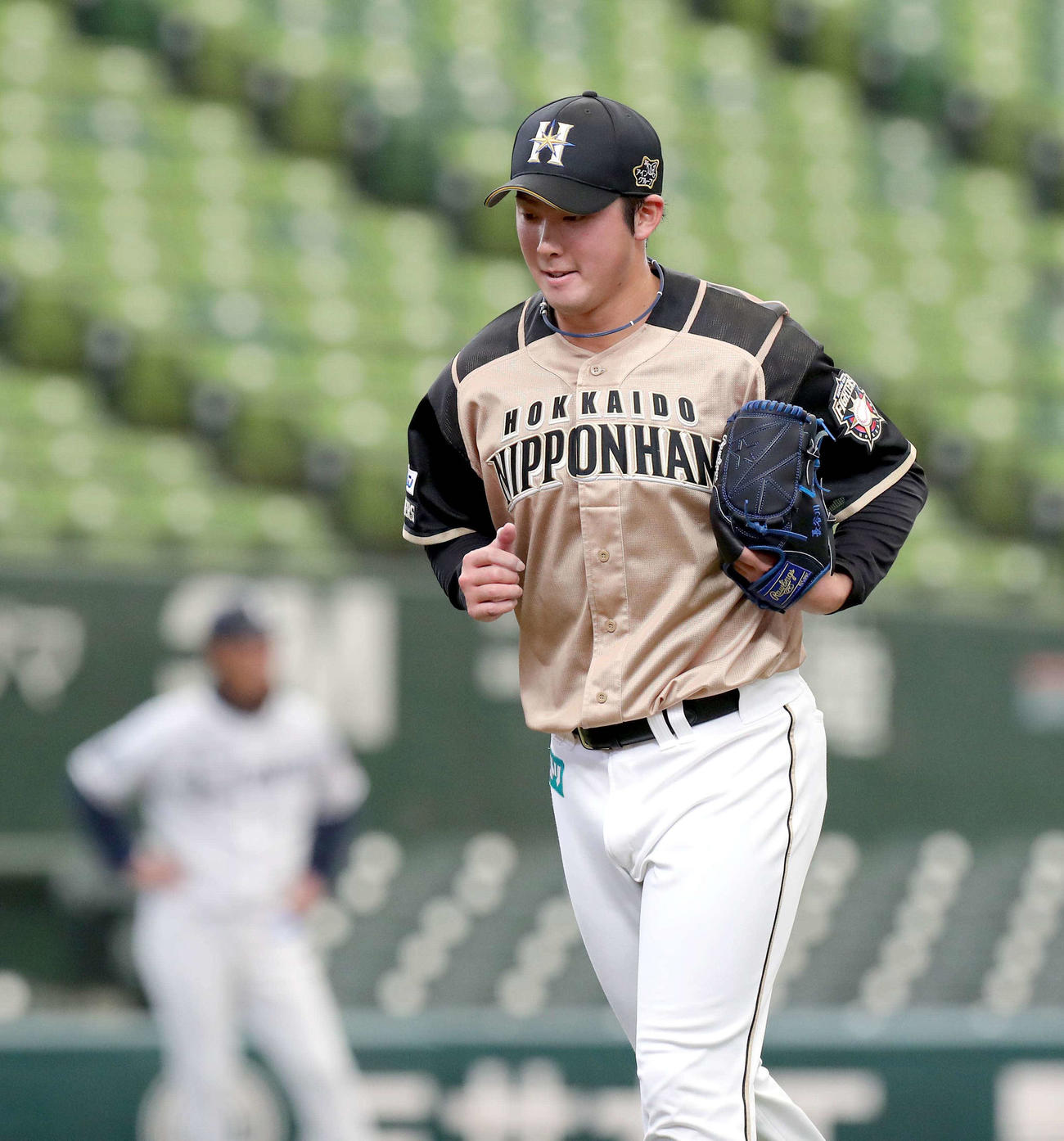 西武対日本ハム　2回途中で降板する日本ハム長谷川（撮影・佐藤翔太）