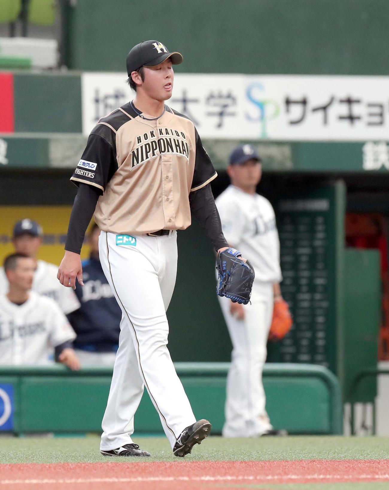 西武対日本ハム　2回裏西武1死一塁、森友哉に適時二塁打を打たれ舌を出す日本ハム長谷川。右奥は西武先発松坂（撮影・佐藤翔太）