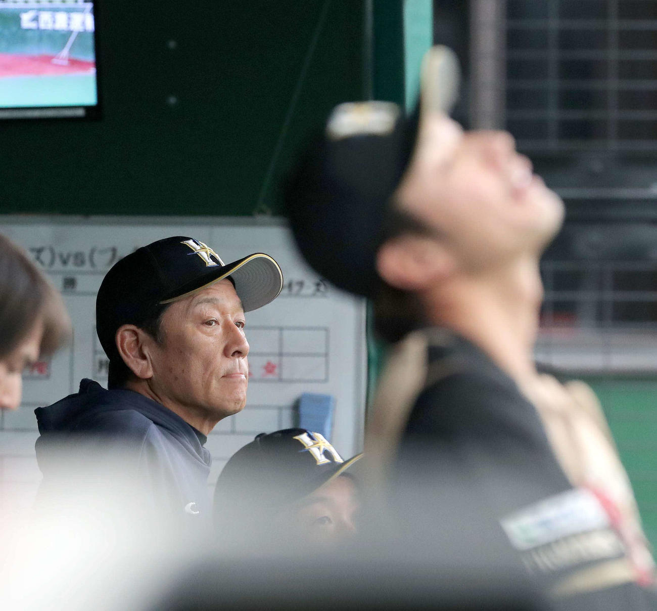 西武対日本ハム　9回表日本ハム2死、谷口が右飛に終わり、厳しい表情の栗山監督（撮影・佐藤翔太）