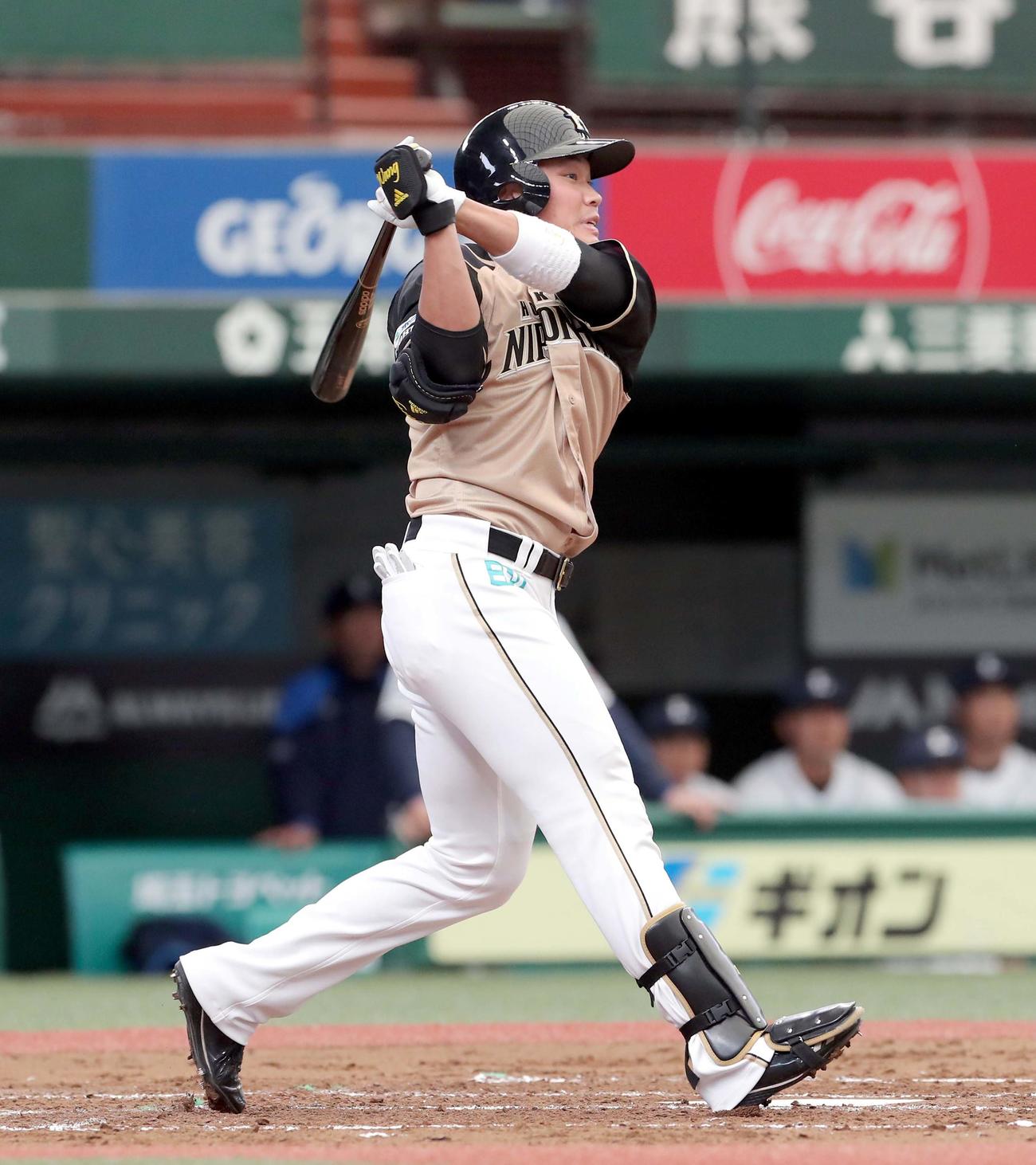 西武対日本ハム　2回表日本ハム無死、王柏融は右前打を放つ（撮影・佐藤翔太）
