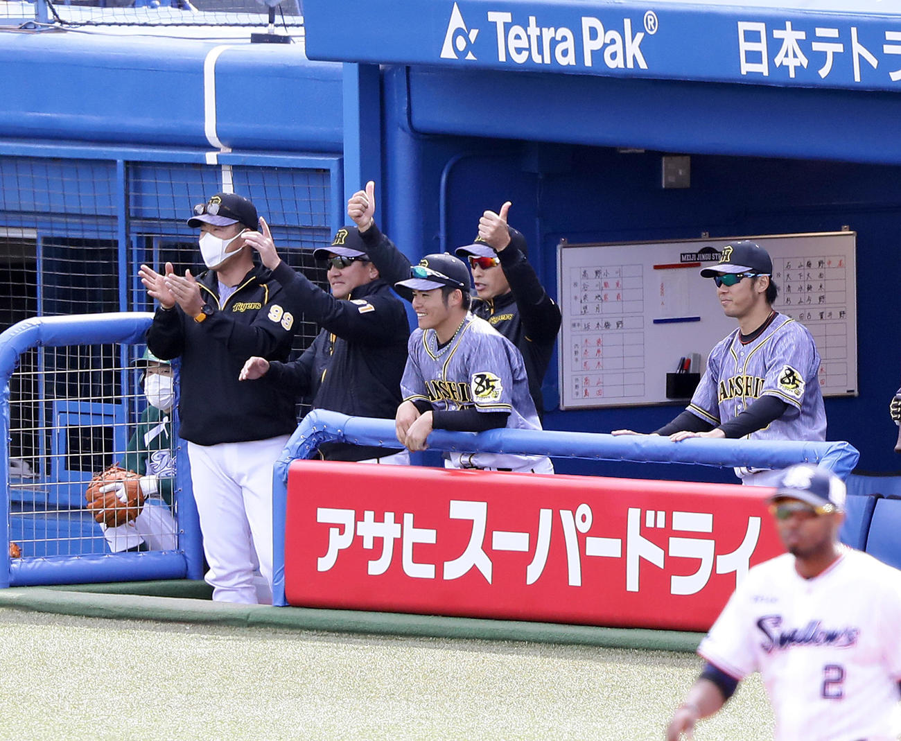 ヤクルト対阪神　5回表阪神無死一、二塁、北條が左適時打を放ち、ベンチで両手でアロハポーズの矢野監督（中央）（撮影・浅見桂子）