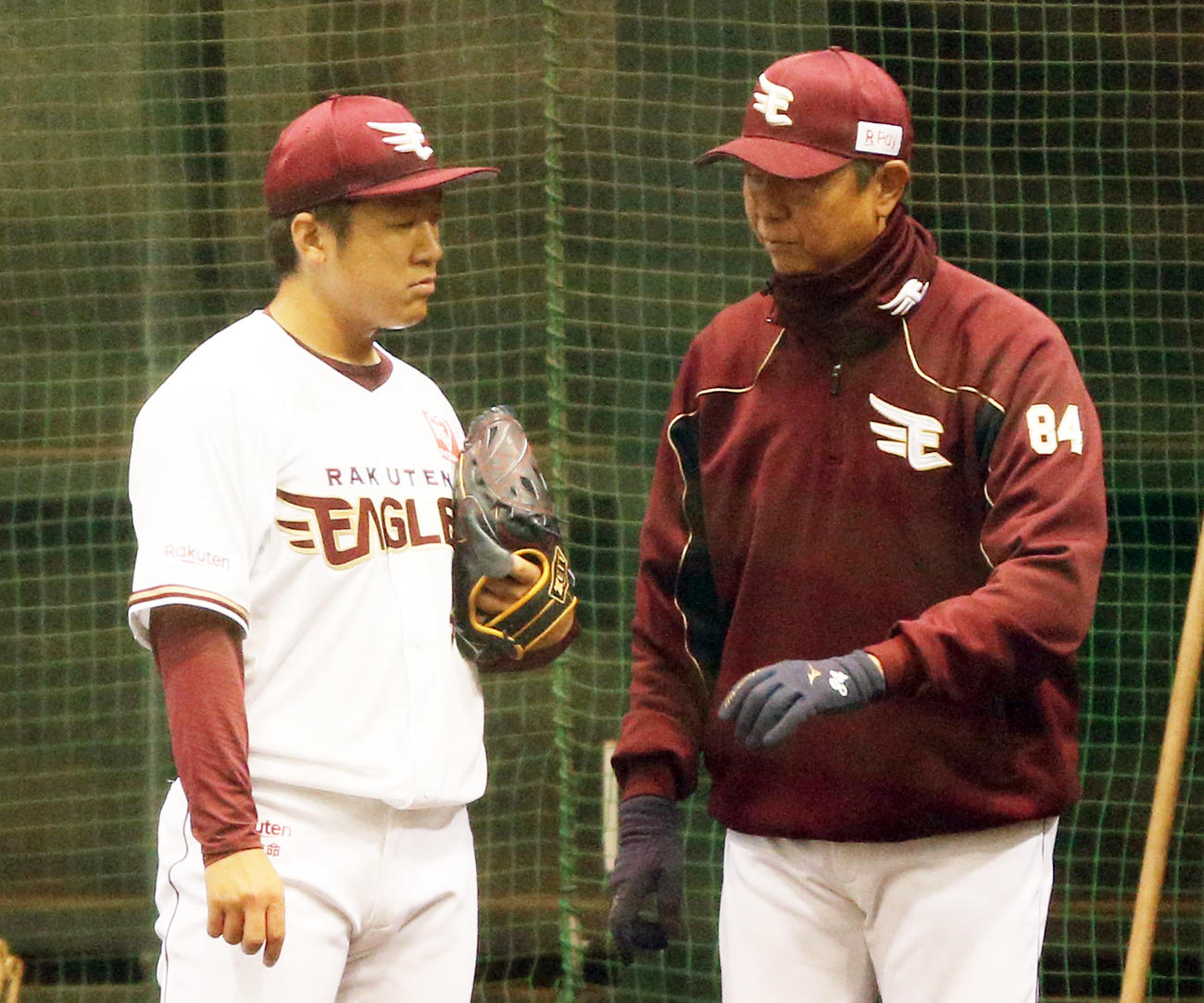 ブルペンで伊藤投手チーフコーチ（右）と話をする楽天福森（撮影・野上伸悟）