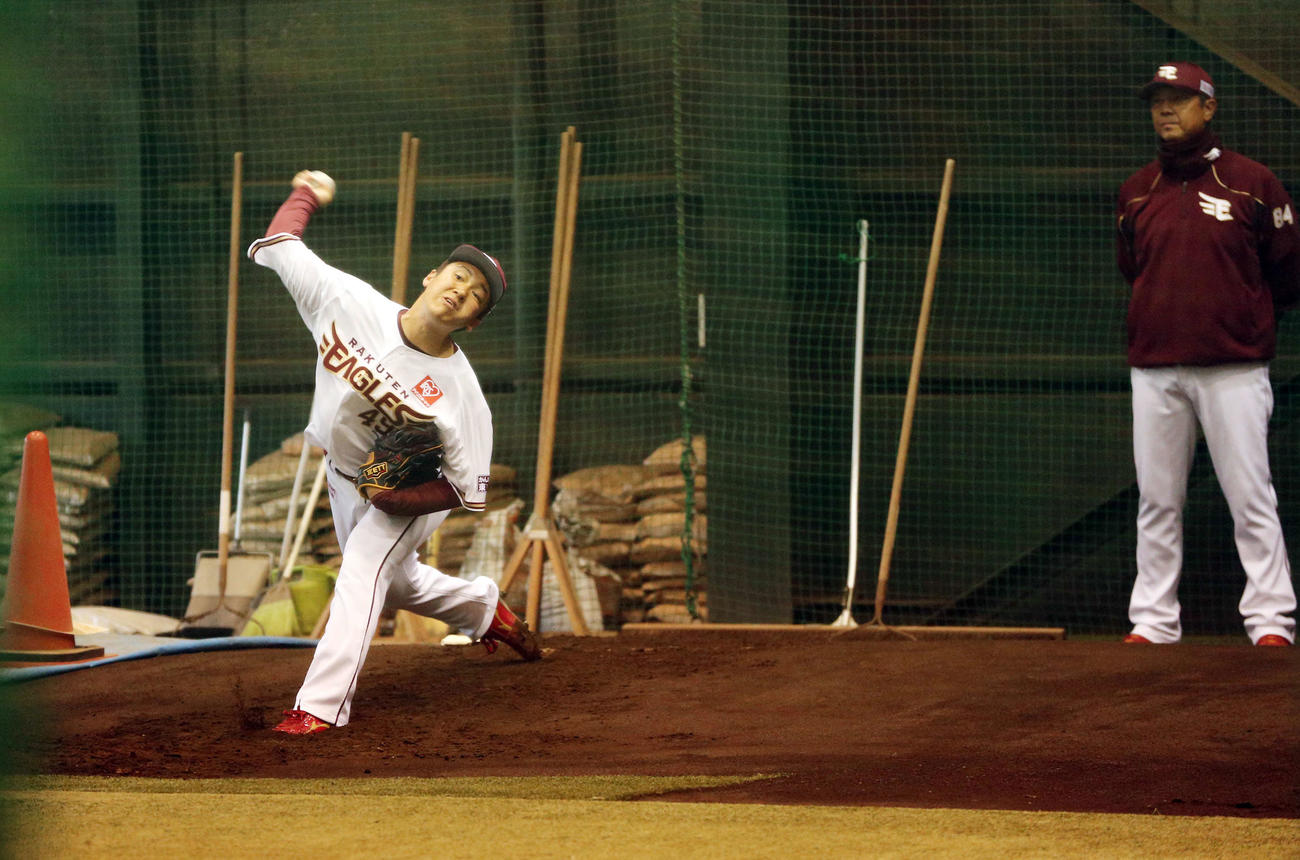 オリックスとの練習試合が中止となり、ブルペンで投球する楽天福森。右は伊藤投手チーフコーチ（撮影・野上伸悟）