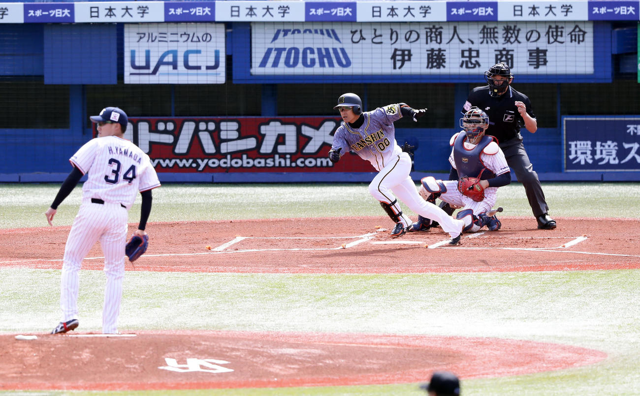 ヤクルト対阪神　1回表阪神無死、上本は右越え二塁打を放つ。投手山田大（撮影・浅見桂子）