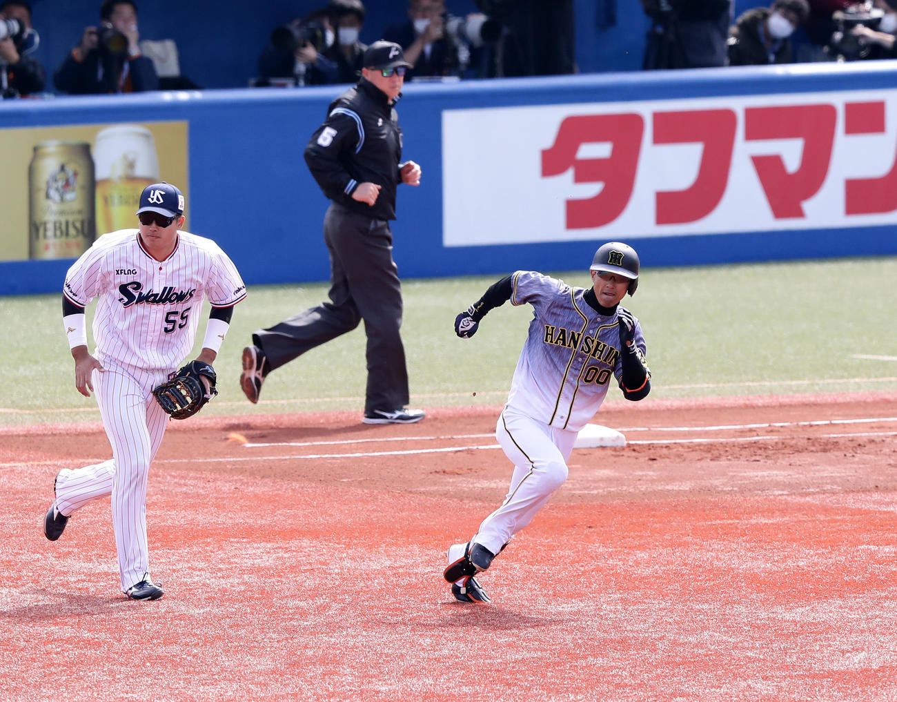 ヤクルト対阪神　1回表阪神無死、上本は右越え二塁打を放ち、激走する。一塁手村上（撮影・浅見桂子）