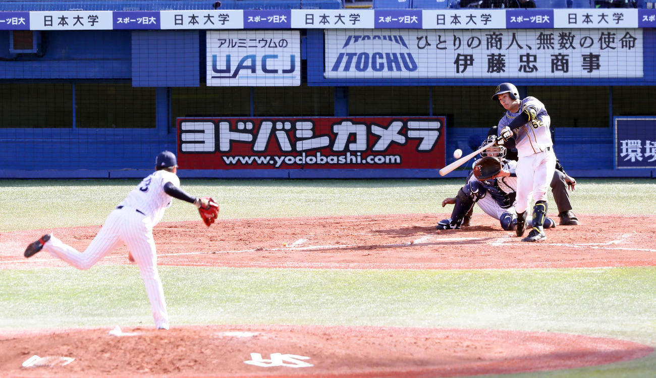 21日、左翼に満塁本塁打を放つ植田（撮影・浅見桂子）