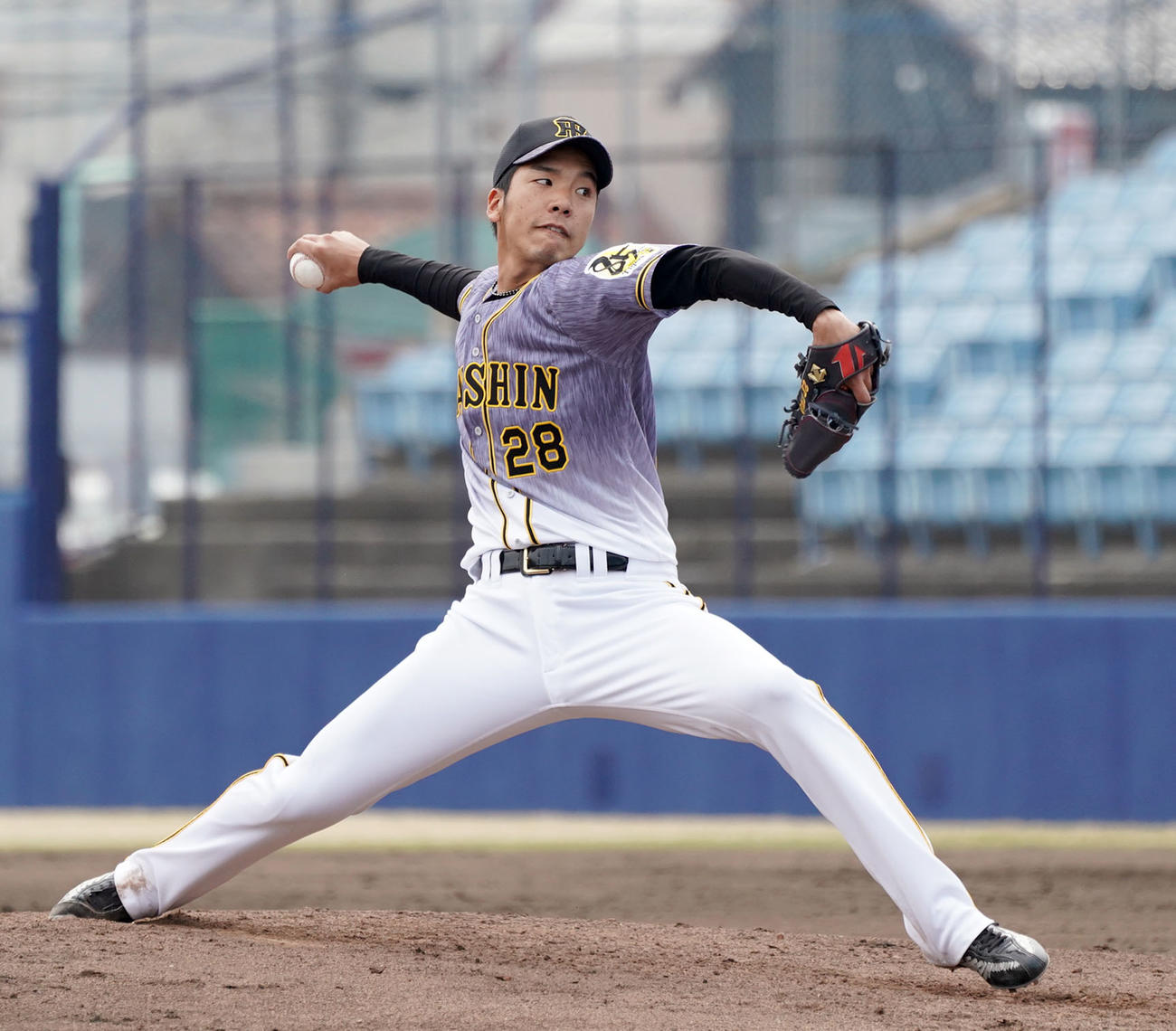 中日対阪神　4回裏、力投する小野（撮影・森本幸一）