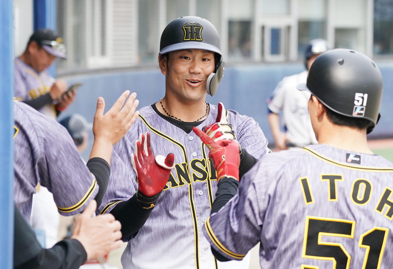 中日対阪神　7回表阪神無死、中谷（中央）は左越え本塁打を放ちナインと笑顔を見せる（撮影・森本幸一）